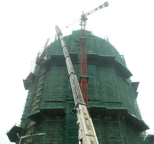 三台吊车在工地上作业